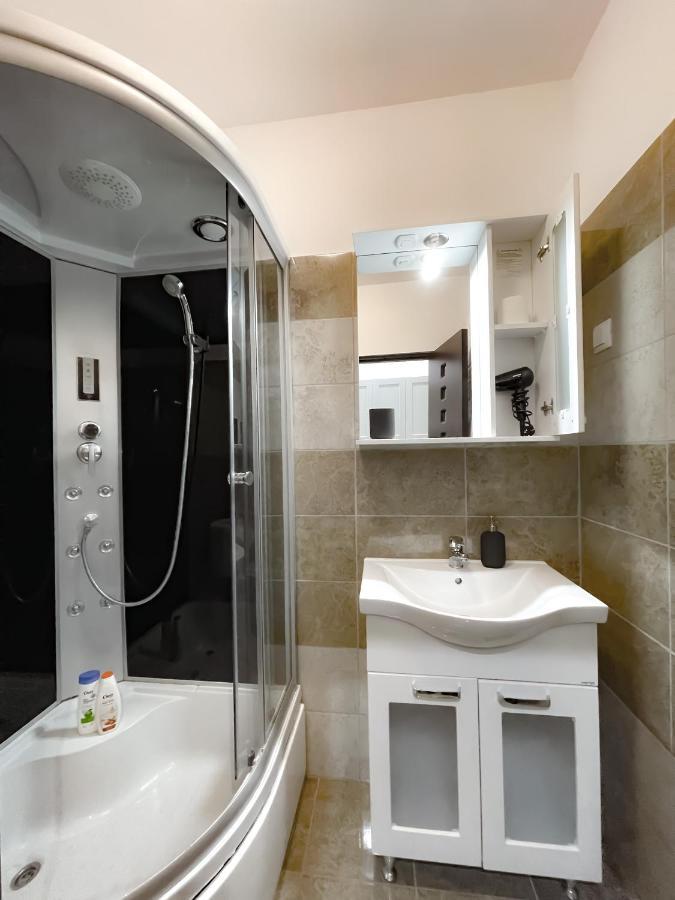Appartamento Cool Flat In The Heart Of Bucharest'S Fun And History Esterno foto